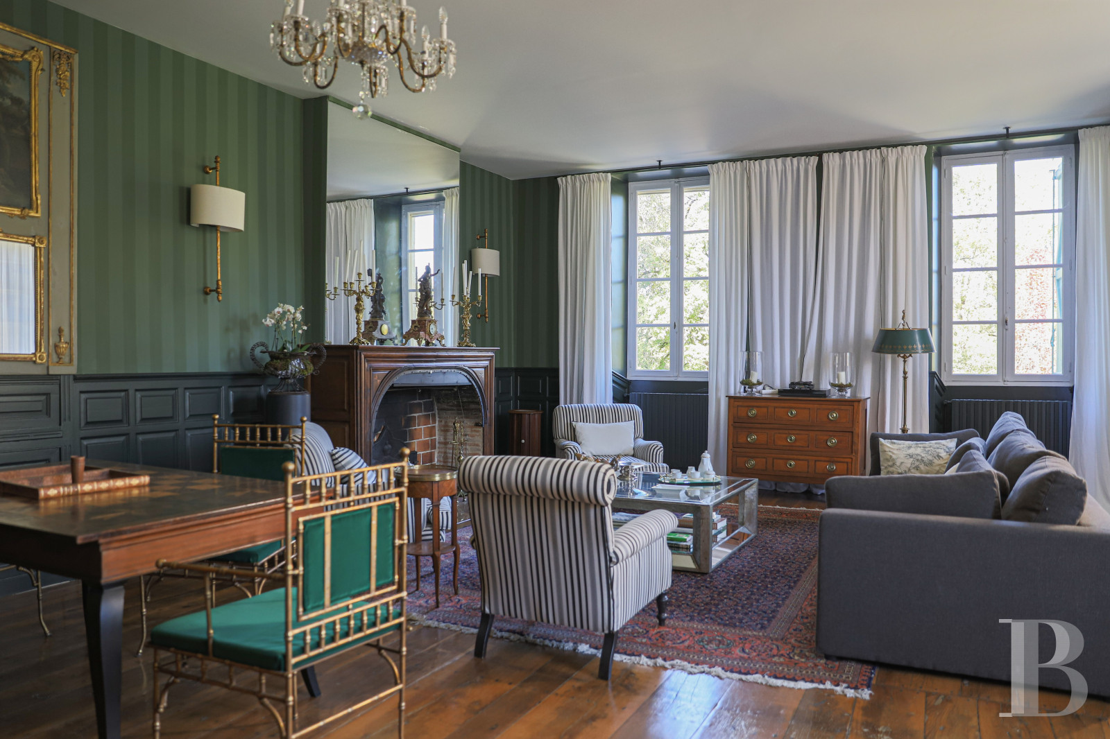 An 18th century chateau surrounded by trees and hills in the Lot valley - photo  n°10